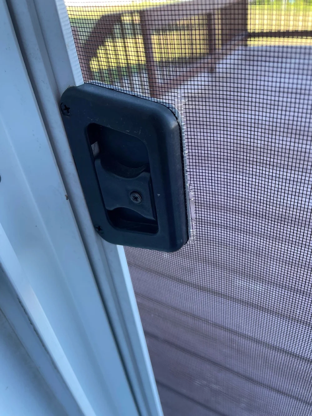 A door handle is shown on the screen.