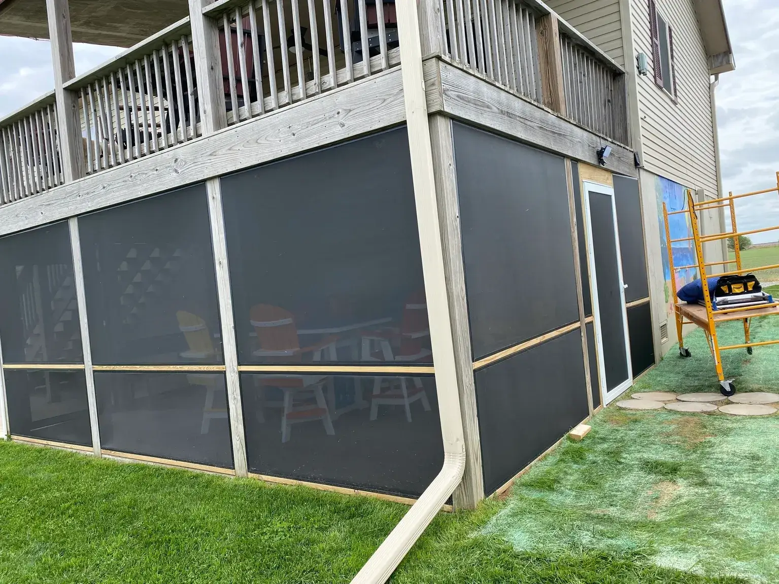 A building with a fence and grass in the yard.